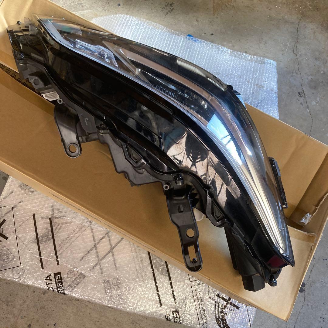 220 クラウン　RS 右ヘッドライト 81145 30K50