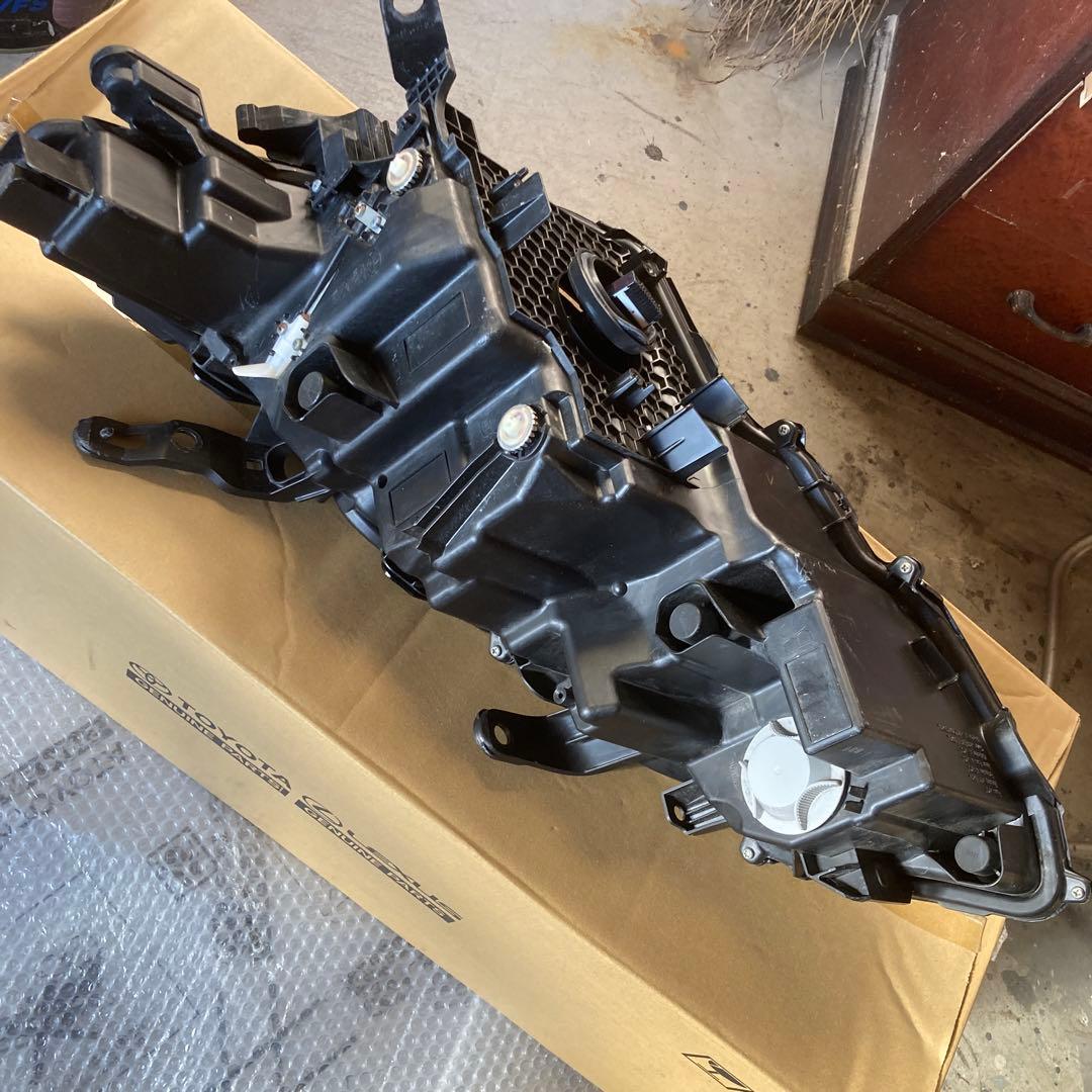 220 クラウン　RS 右ヘッドライト 81145 30K50