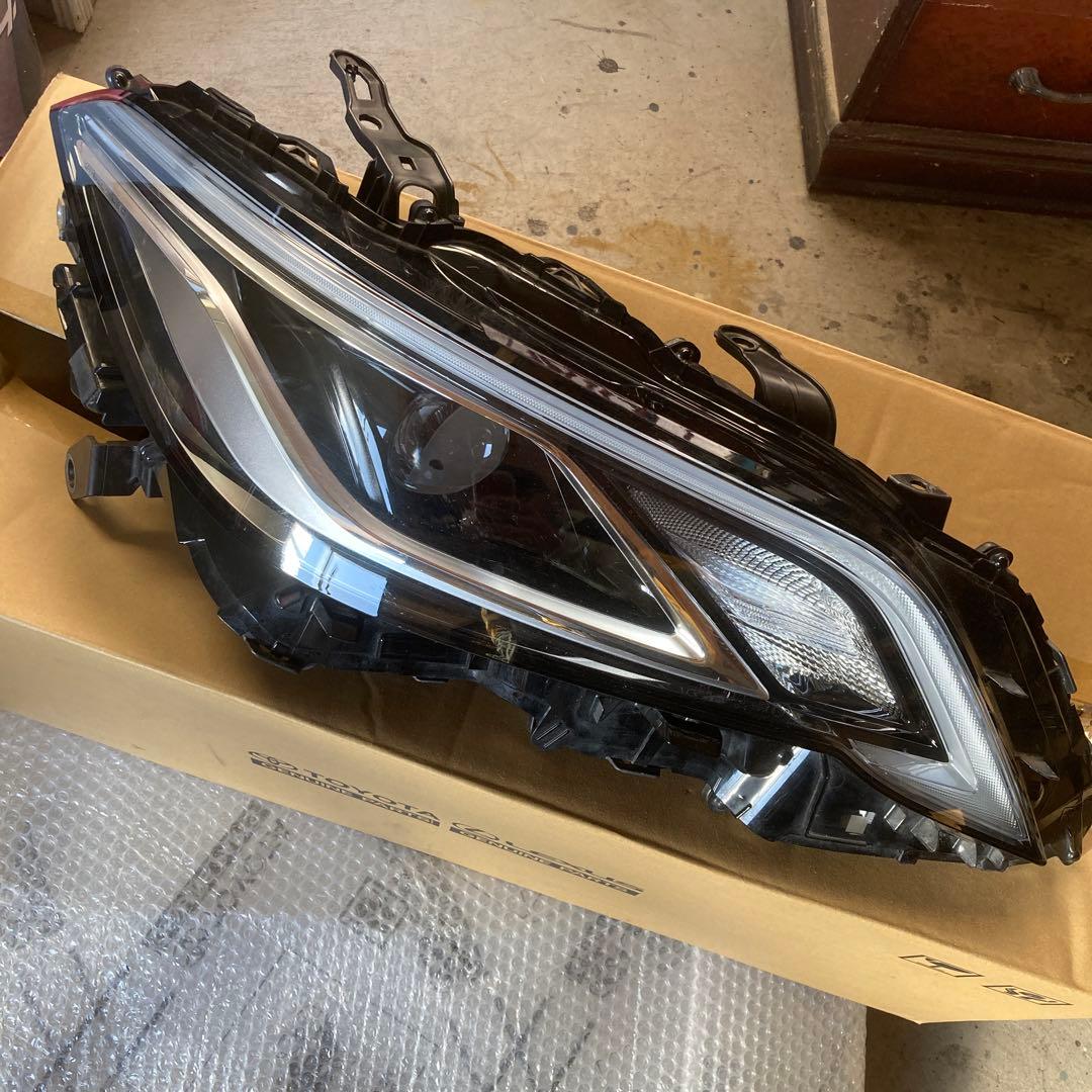 220 クラウン　RS 右ヘッドライト 81145 30K50