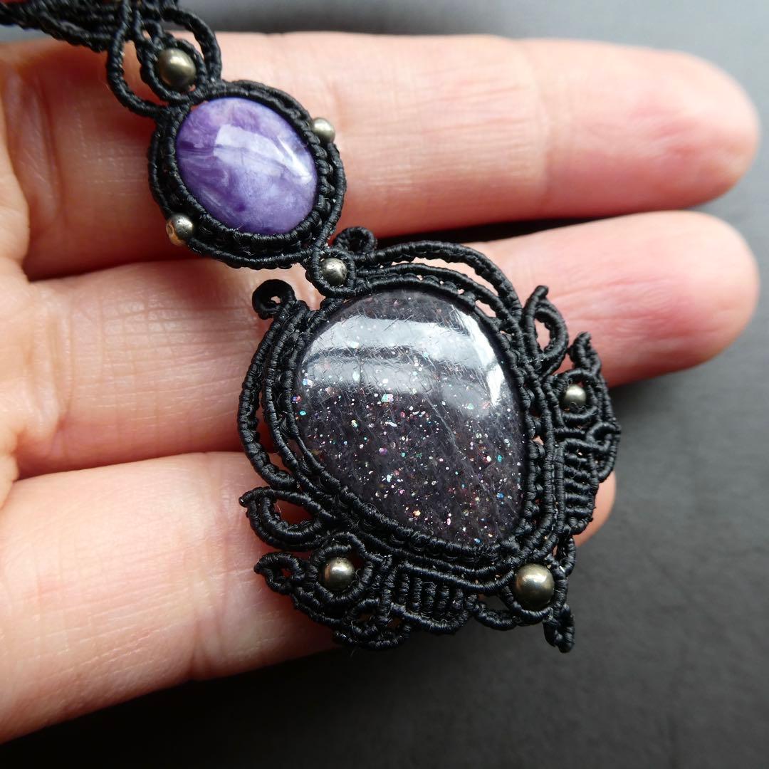 アイオライトサンストーン・チャロアイトのマクラメネックレス