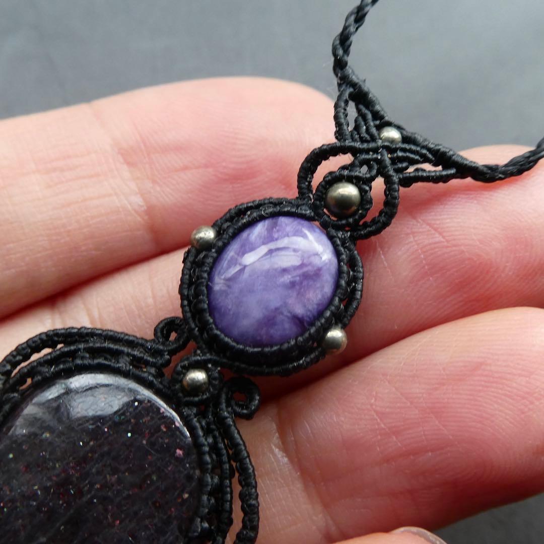 アイオライトサンストーン・チャロアイトのマクラメネックレス