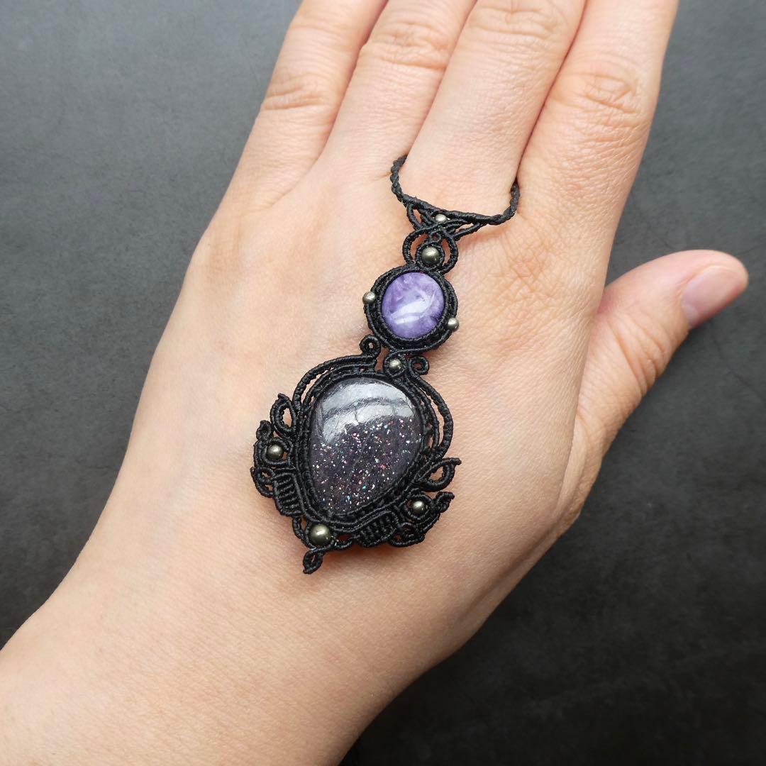 アイオライトサンストーン・チャロアイトのマクラメネックレス