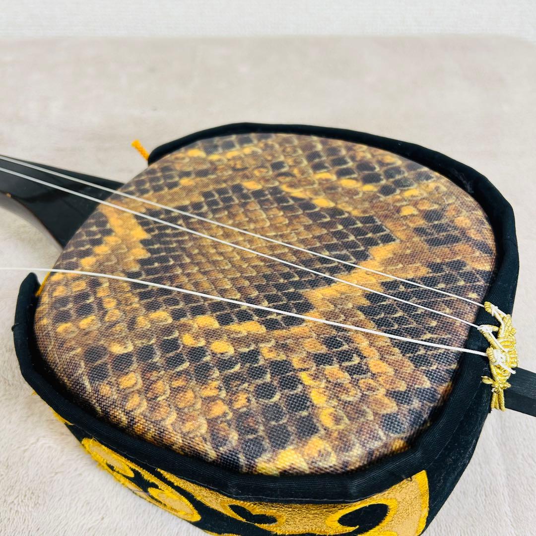 沖縄三線 三味線 人工革 合皮 ヘビ柄　ハードケース付 またよし　弦楽器