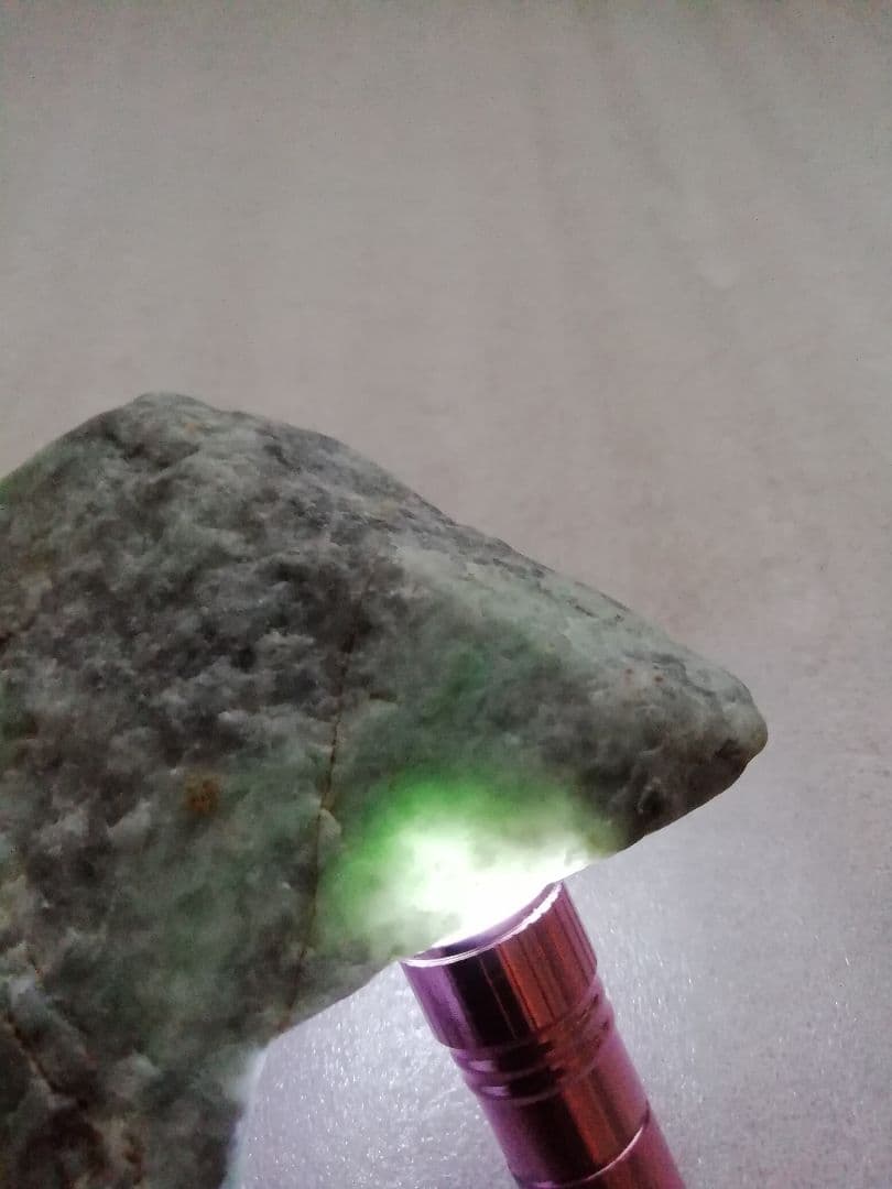 天然石　糸魚川　翡翠原石　213g