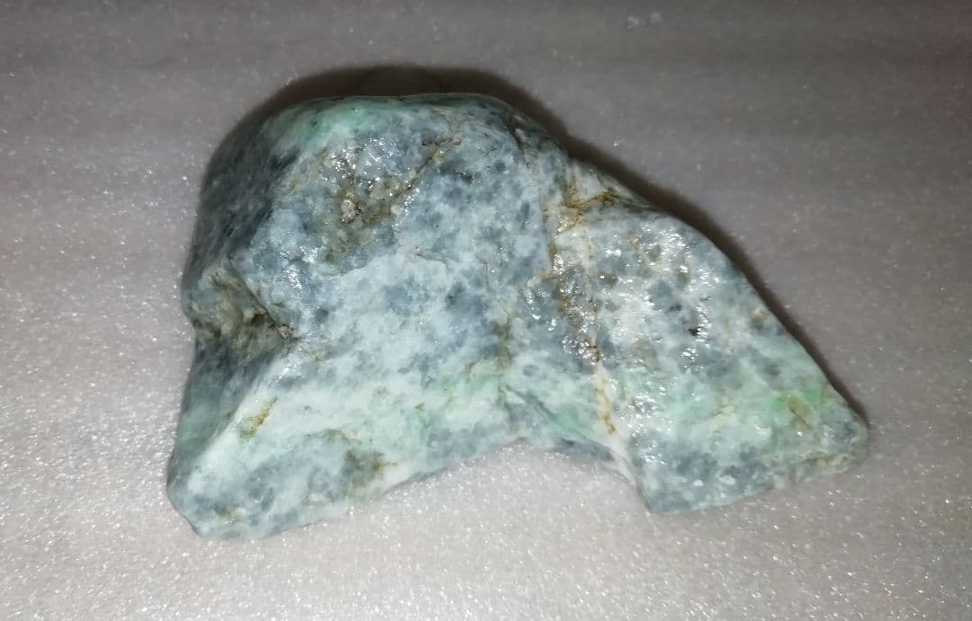 天然石　糸魚川　翡翠原石　213g