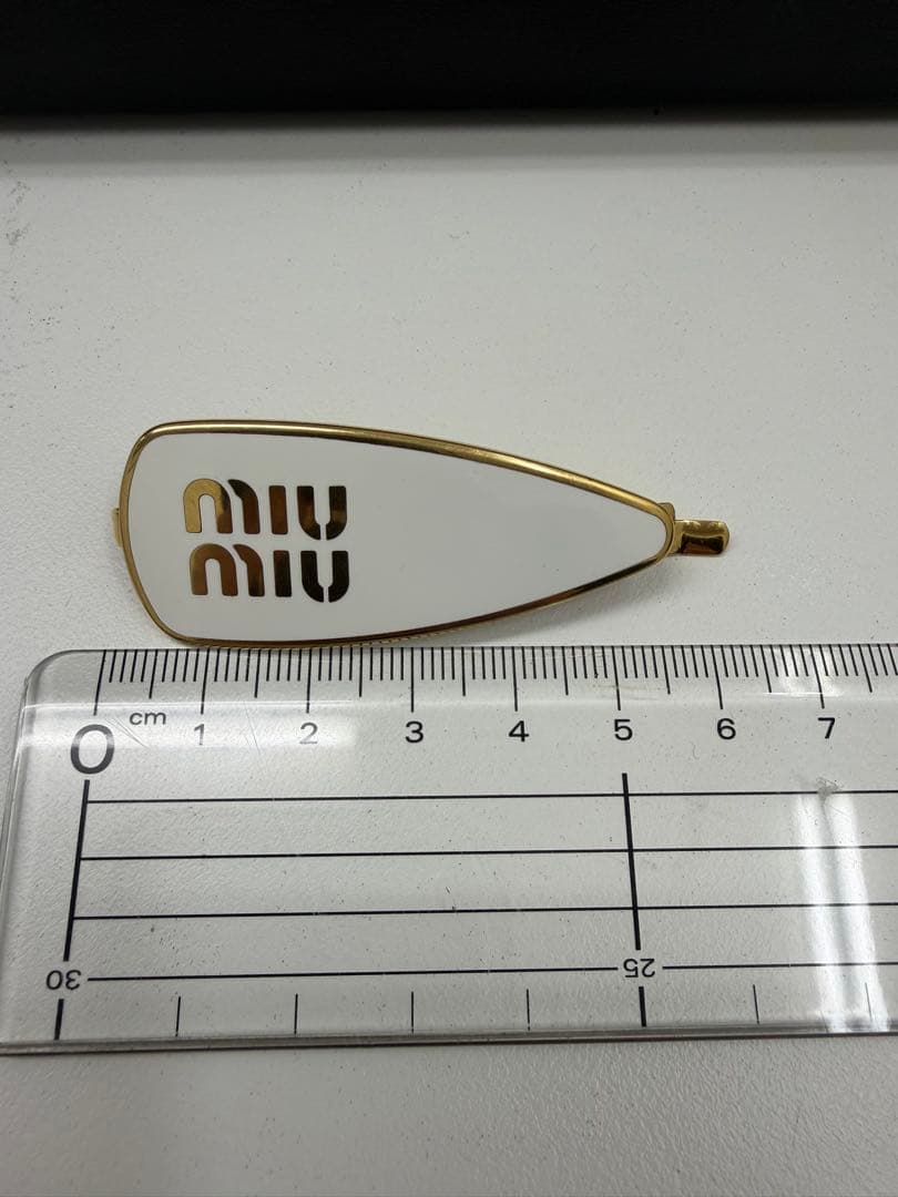 MIU MIU ミュウミュウ ロゴ ヘアバレッタ ゴールド×ホワイト｜美品