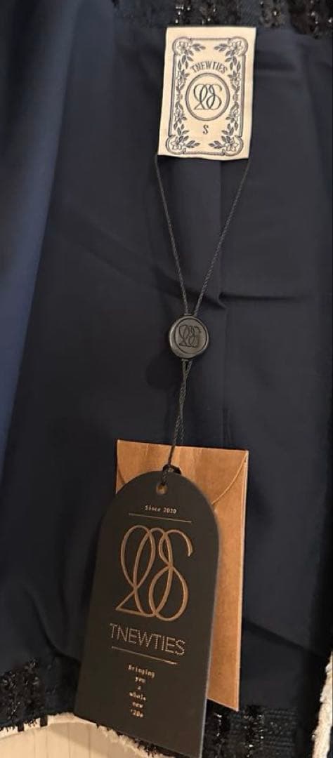 トゥエンティーズ TNEWTIES クロップドラメジャケット NAVY Sサイズ