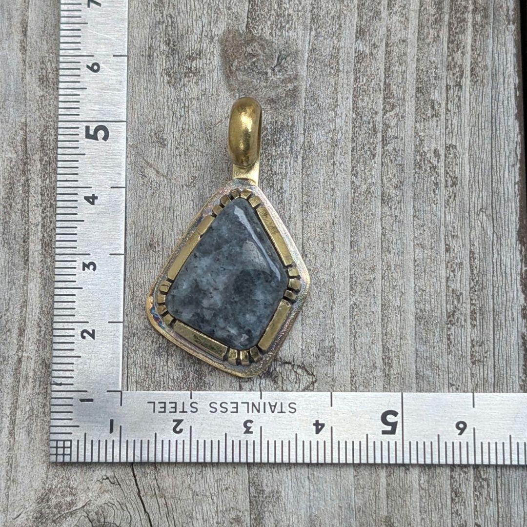 ハンドメイドの糸魚川黒翡翠トップ　インディアンジュエリー風