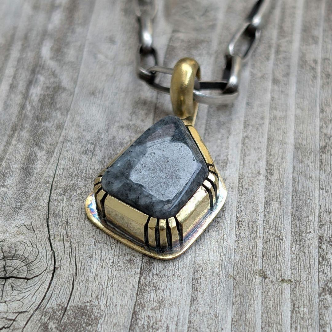 ハンドメイドの糸魚川黒翡翠トップ　インディアンジュエリー風