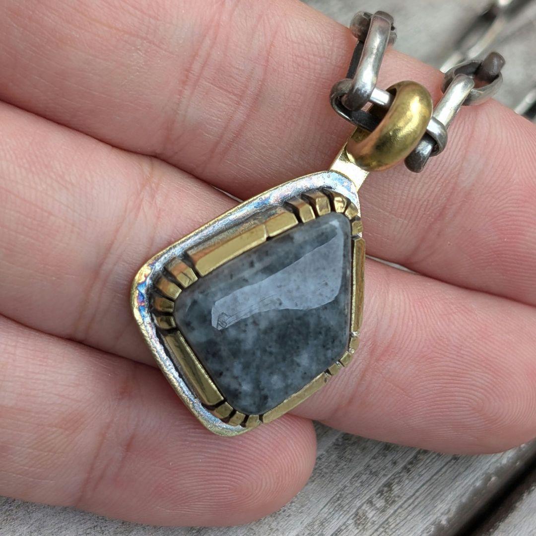 ハンドメイドの糸魚川黒翡翠トップ　インディアンジュエリー風