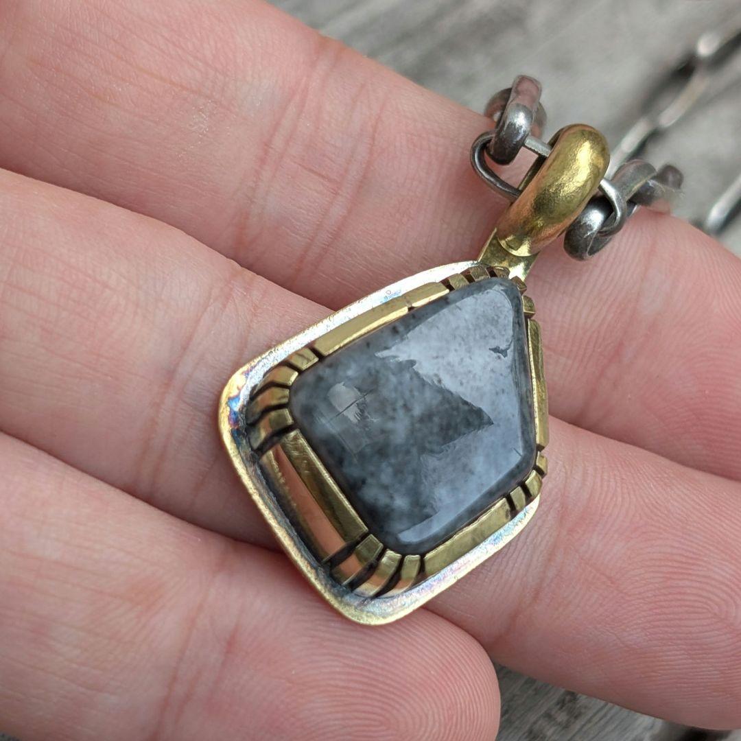 ハンドメイドの糸魚川黒翡翠トップ　インディアンジュエリー風