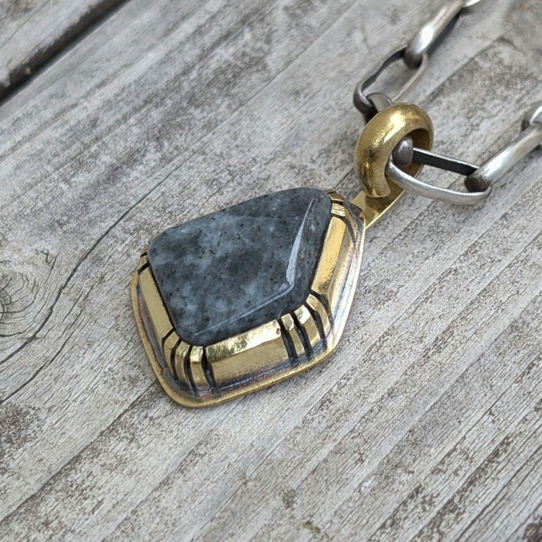 ハンドメイドの糸魚川黒翡翠トップ　インディアンジュエリー風