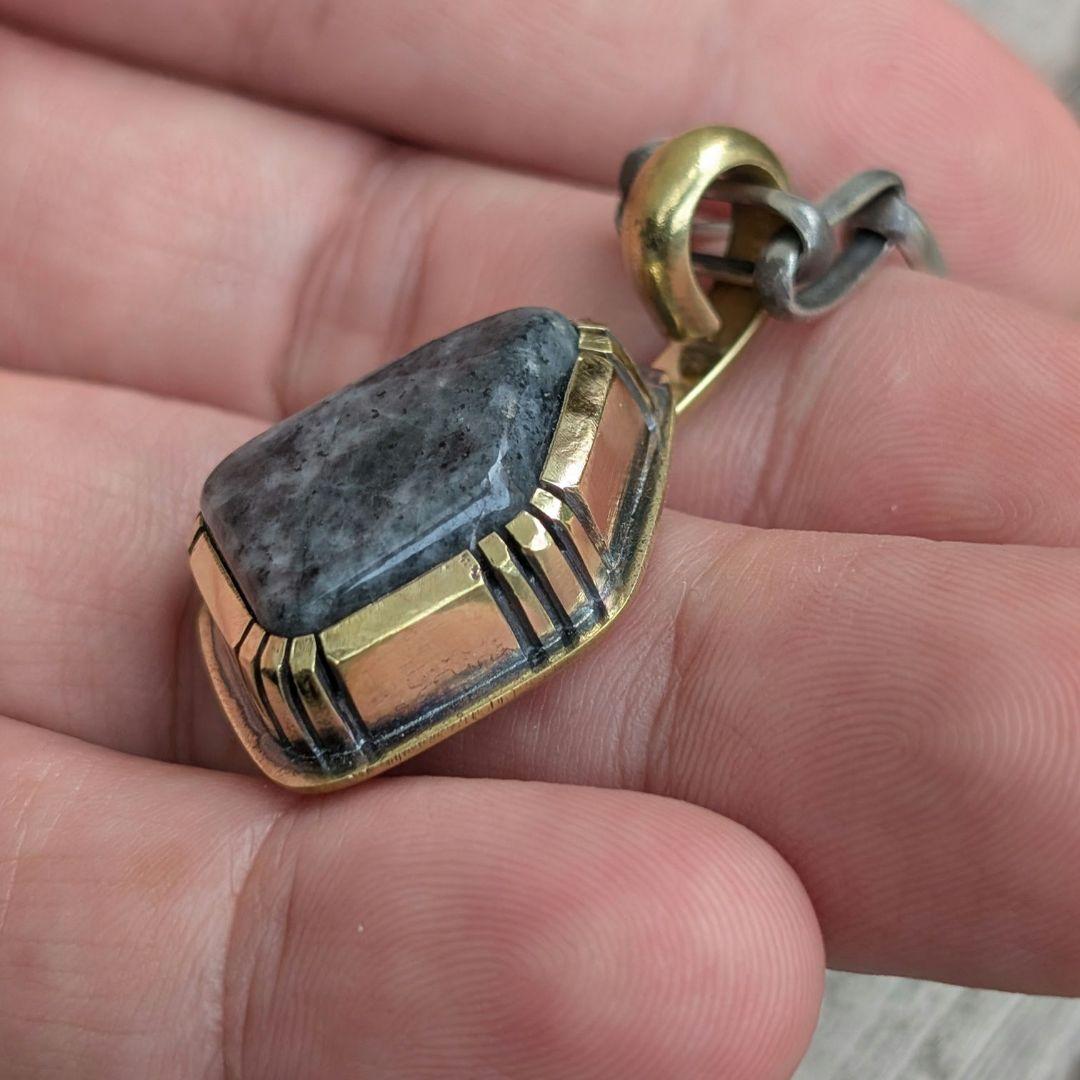 ハンドメイドの糸魚川黒翡翠トップ　インディアンジュエリー風