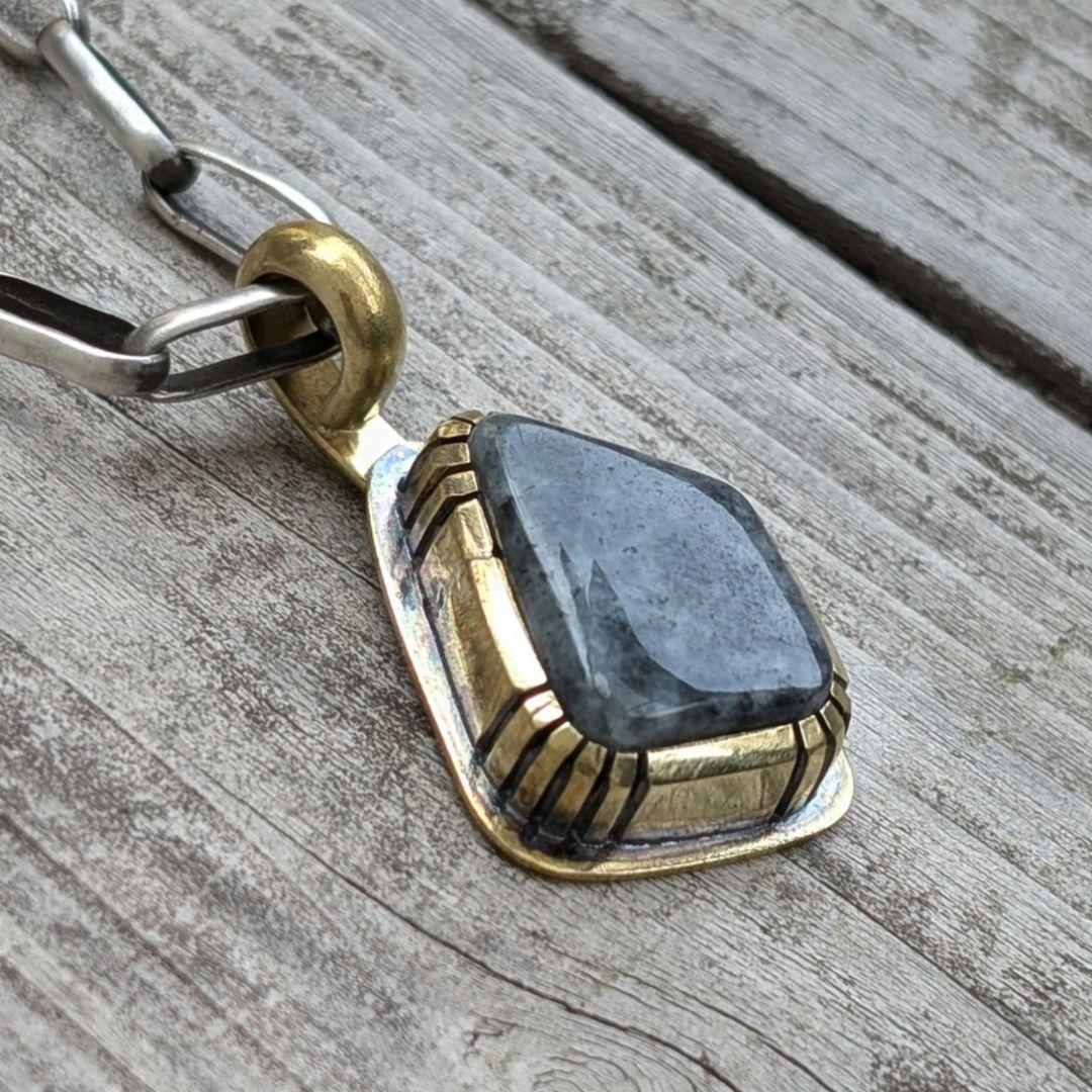 ハンドメイドの糸魚川黒翡翠トップ　インディアンジュエリー風