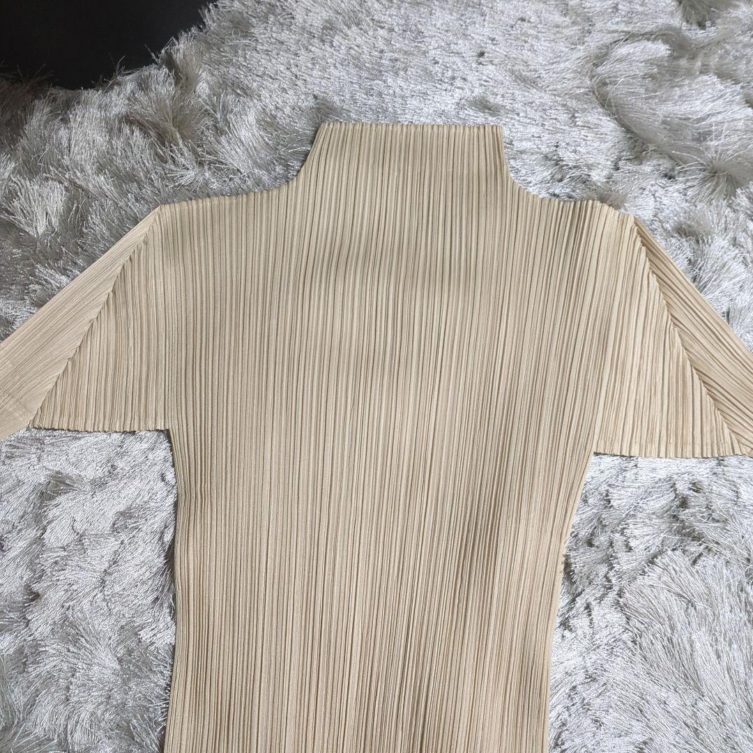 プリーツプリーズ　ハイネックトップス