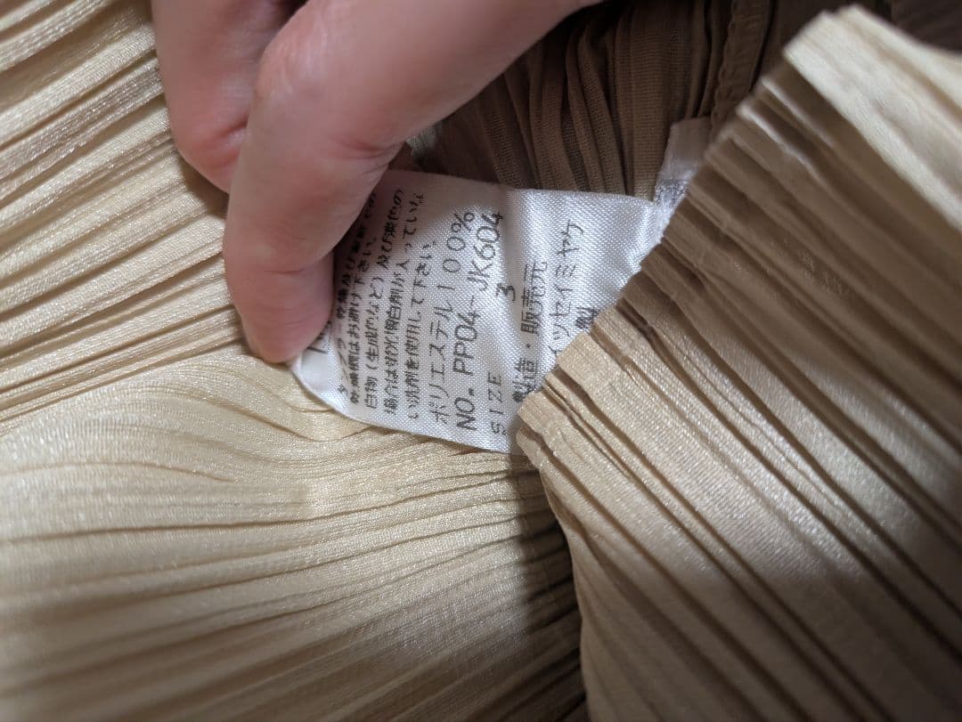 プリーツプリーズ　ハイネックトップス