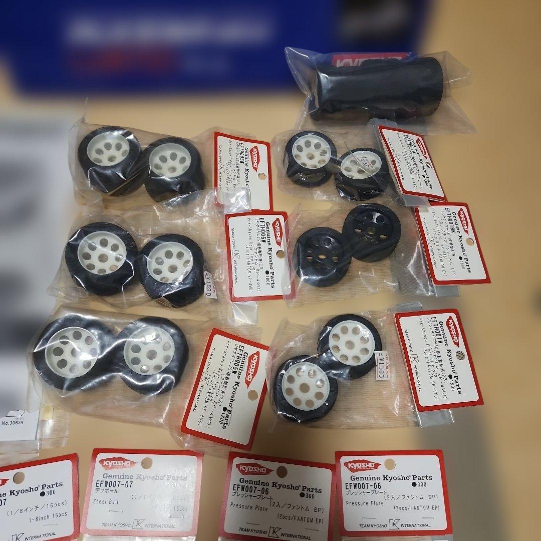 京商プラズマα-2 サーボ付、塗装済み未使用ボティ2枚及