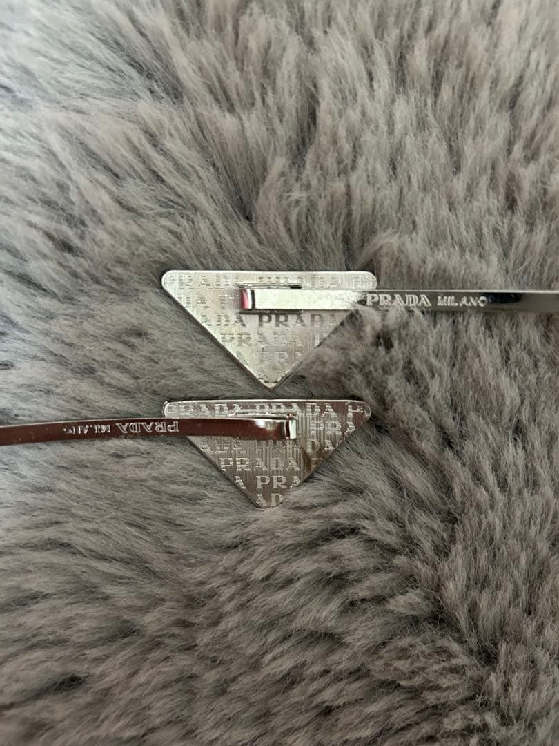 PRADA トライアングルヘアピン ブラック