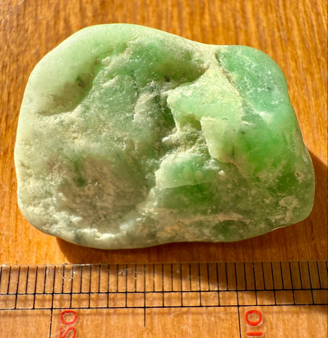 新潟県糸魚川市宮花海岸産ヒスイ輝石岩　海石