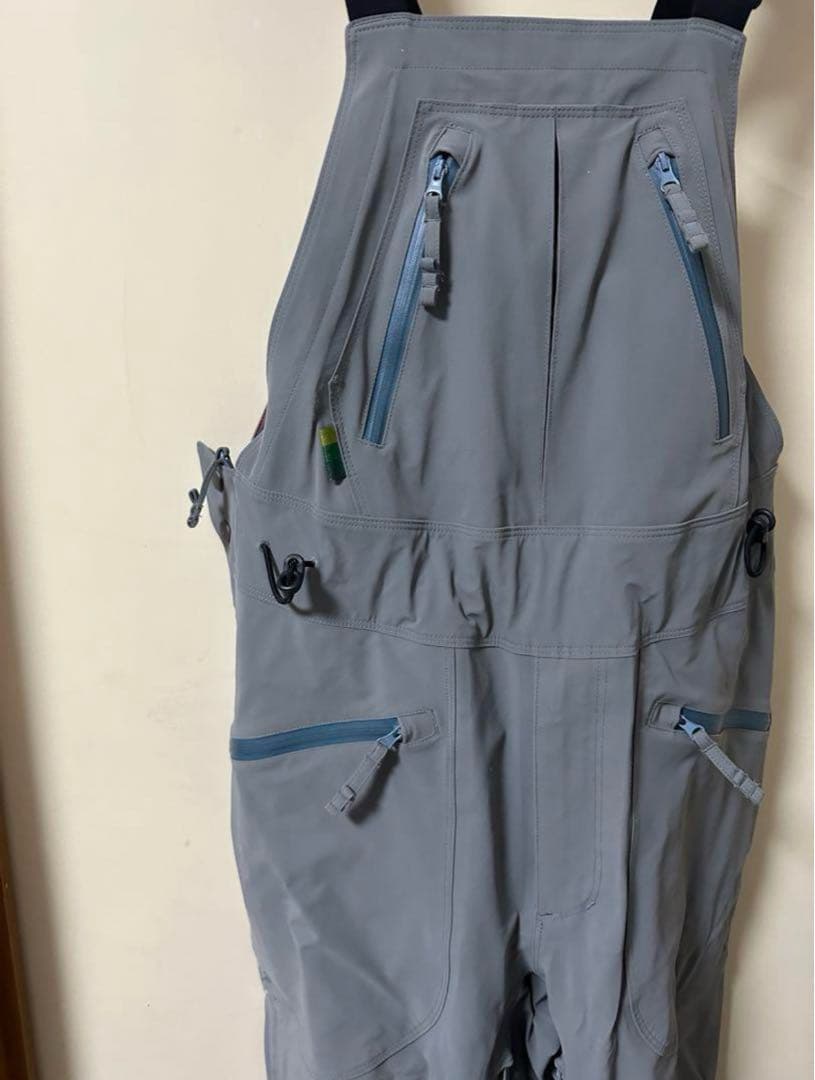 H.I.D（エイチアイディー）のスノーボード用ジャケットとビブパンツのセット