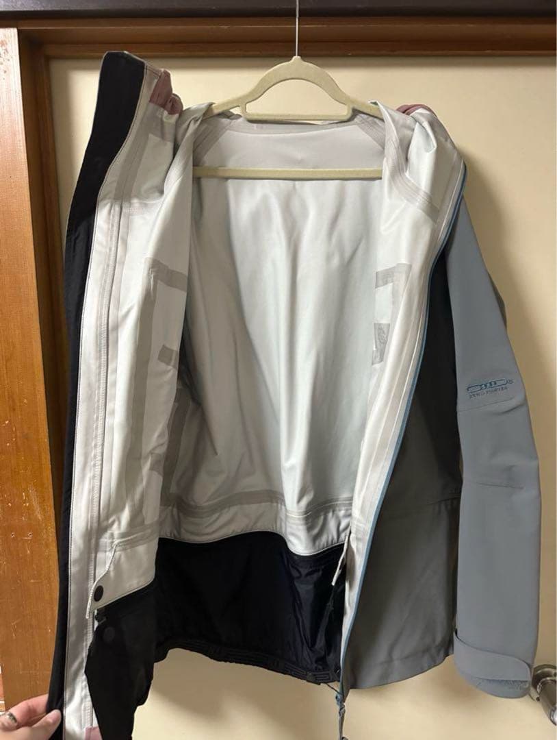 H.I.D（エイチアイディー）のスノーボード用ジャケットとビブパンツのセット