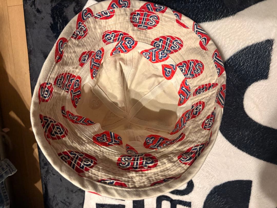 STPロゴ バケットハット ベージュ