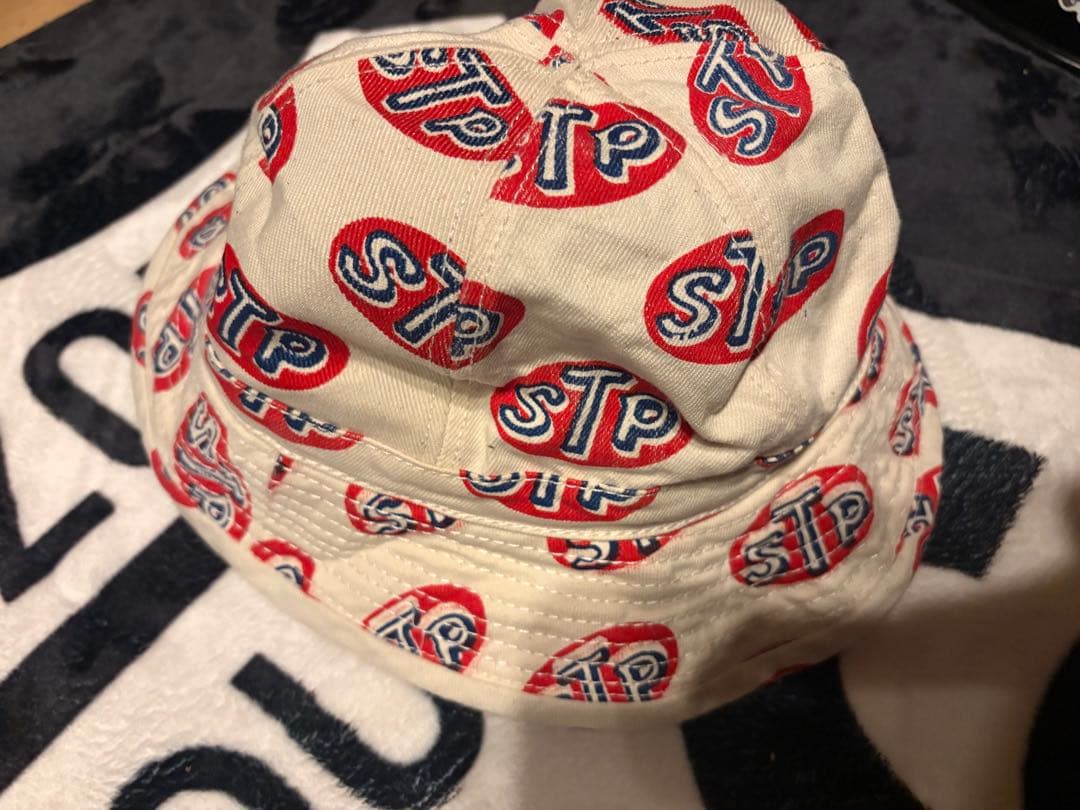 STPロゴ バケットハット ベージュ