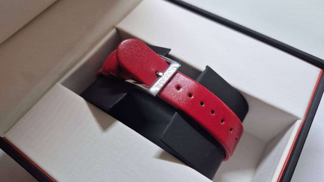 ◆美品◎MONDAINE モンディーン 腕時計 レザーバンド　赤
