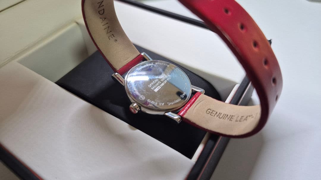 ◆美品◎MONDAINE モンディーン 腕時計 レザーバンド　赤
