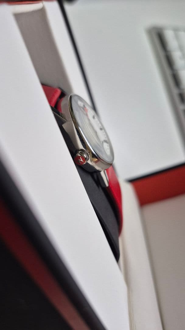 ◆美品◎MONDAINE モンディーン 腕時計 レザーバンド　赤