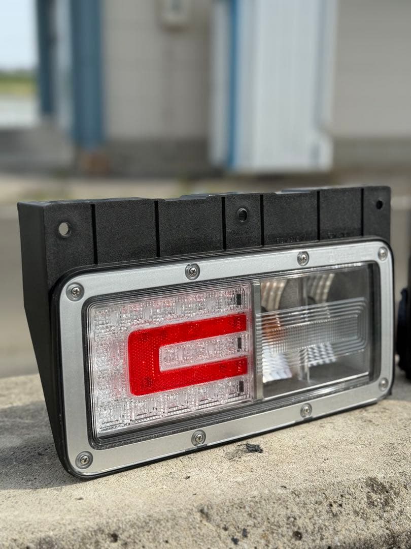 日野純正テールランプ 大型用