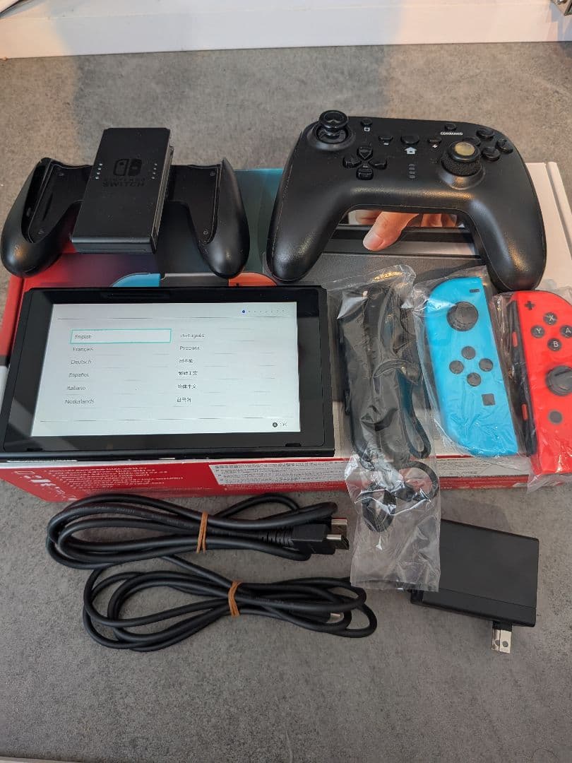 Nintendo Switch 本体 + 純正外コントローラー