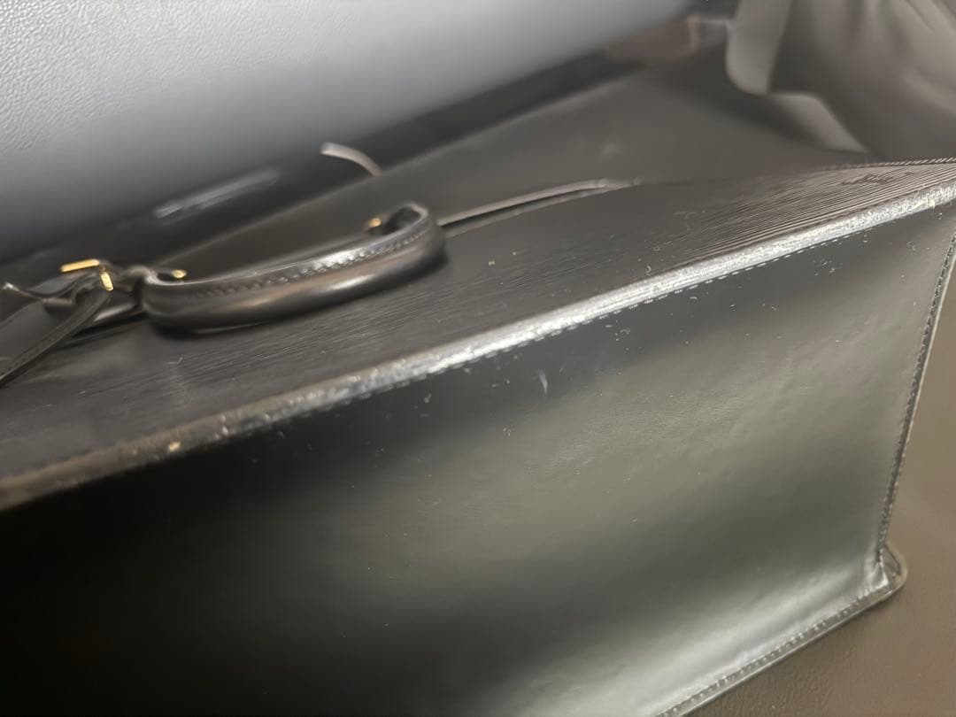 Louis Vuitton エピレザー ブラックビジネスバッグ