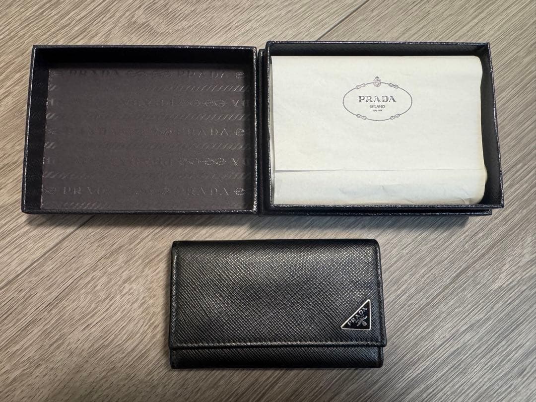 なみ PRADA ブラック キーケース サフィアーノレザー