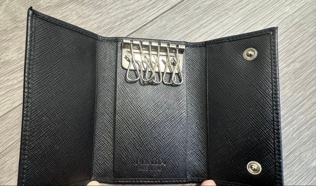 なみ PRADA ブラック キーケース サフィアーノレザー