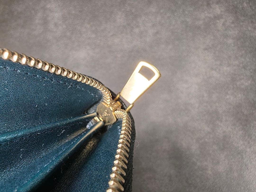 【美品】YSL ダークグリーン　パテント　 ラウンドファスナー長財布