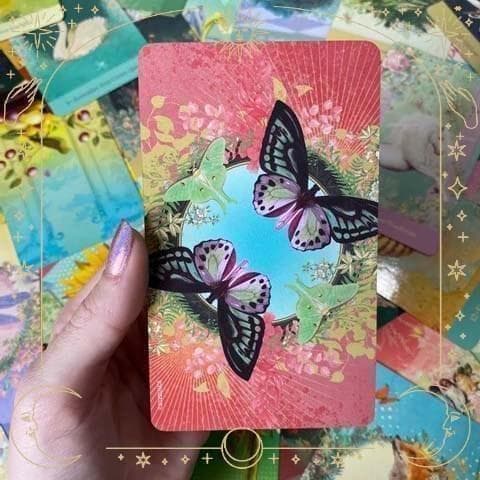 ★正規品オラクルカード★金縁✨柔らかな癒しの世界✨優しいタッチの女性らしいデッキ
