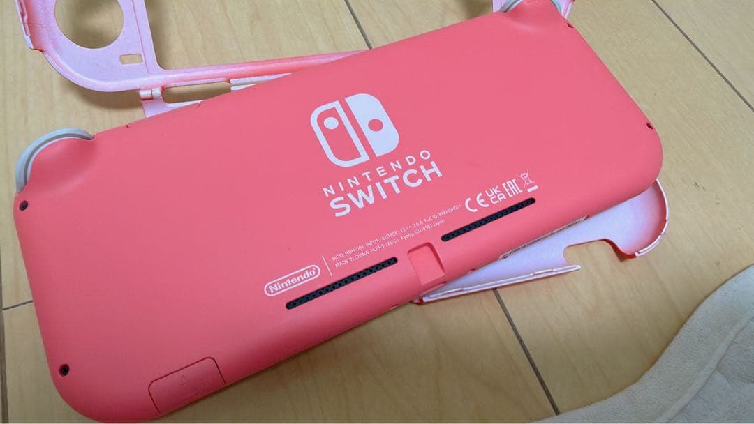 Nintendo Switch ライト　コーラルピンク　レッツゴーピカチュウ付き