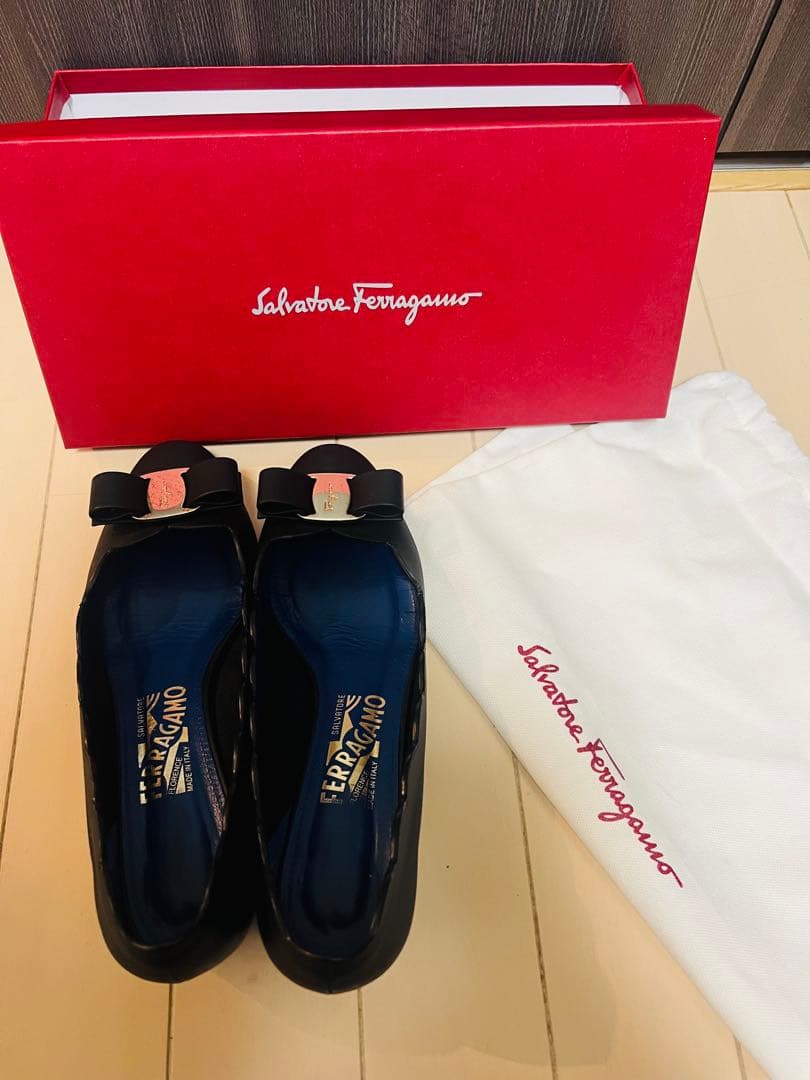 Salvatore Ferragamo ブラック フラットシューズ