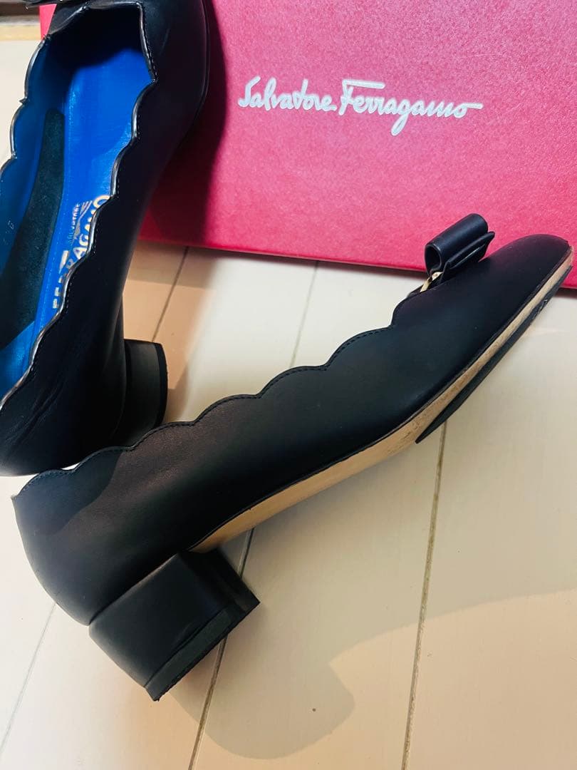 Salvatore Ferragamo ブラック フラットシューズ