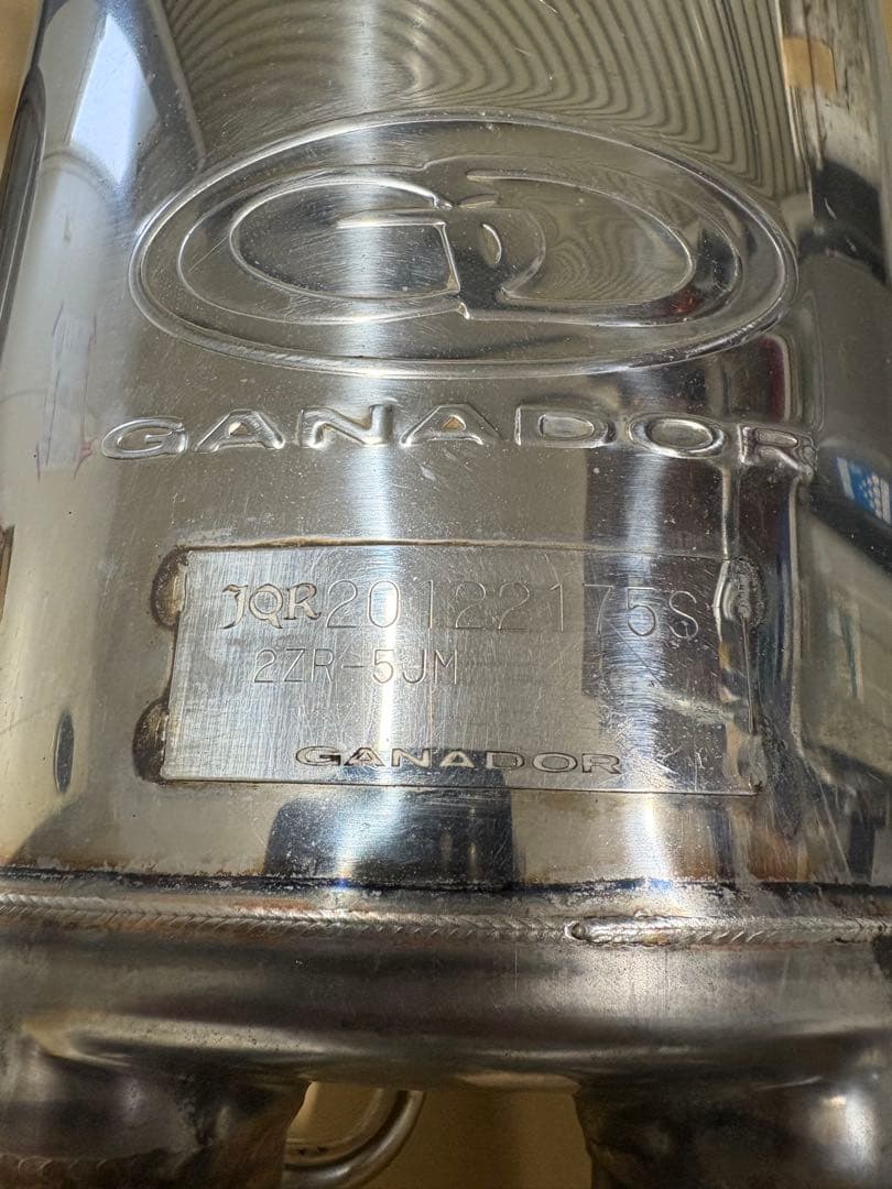 美品 プリウスα ガナドール マフラー 4本出し