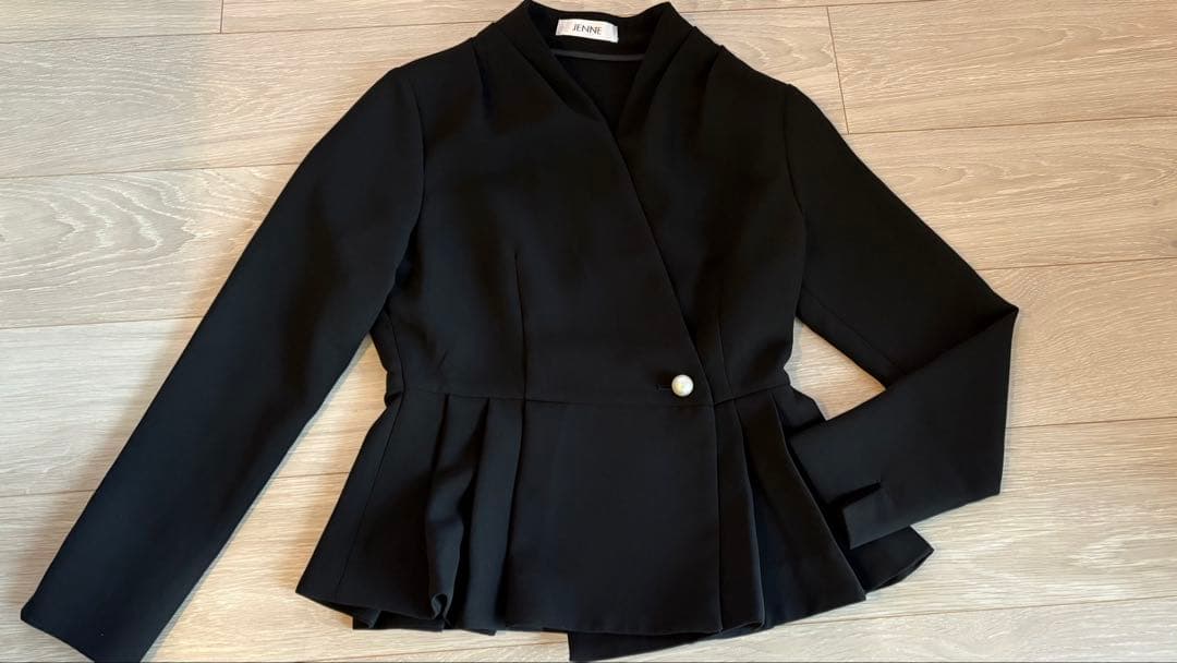 ▪️ノーカラー ペプラム 黒ジャケット▪️JENNE ▪️Mサイズ