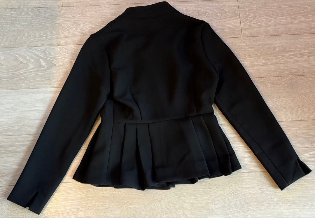 ▪️ノーカラー ペプラム 黒ジャケット▪️JENNE ▪️Mサイズ