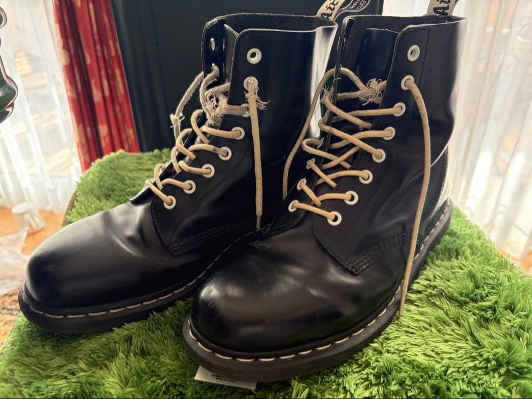 ドクターマーチン8ホール　ホワイトステッチ　ホワイトホール　ホワイトタグ