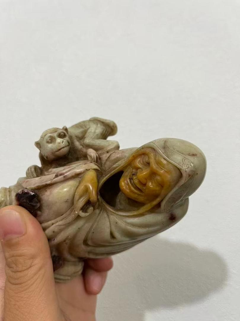 羅漢と猿の石彫刻