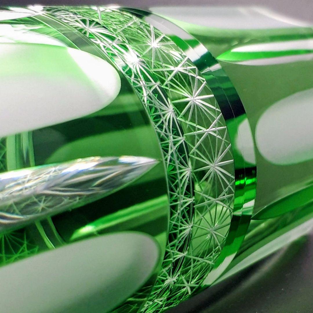 江戸切子の店 ✾ 華硝 ✾　薄緑色被せ　　　一輪挿し　　【 未使用・ 美品 】