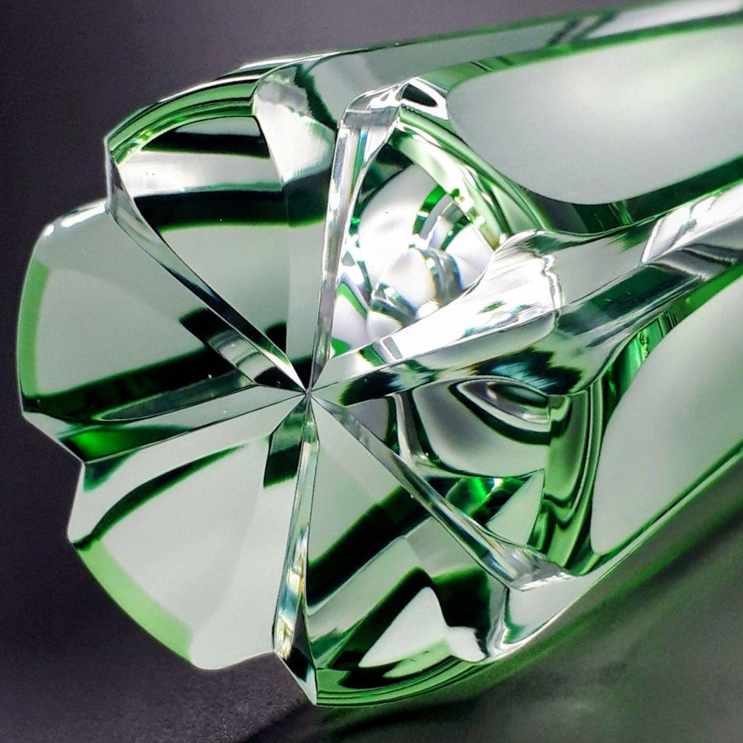 江戸切子の店 ✾ 華硝 ✾　薄緑色被せ　　　一輪挿し　　【 未使用・ 美品 】