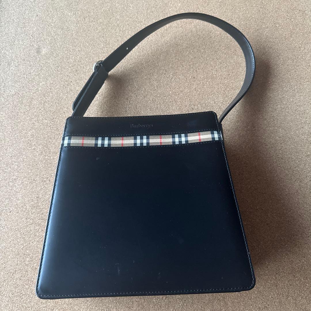Burberry ブラックショルダーバッグ