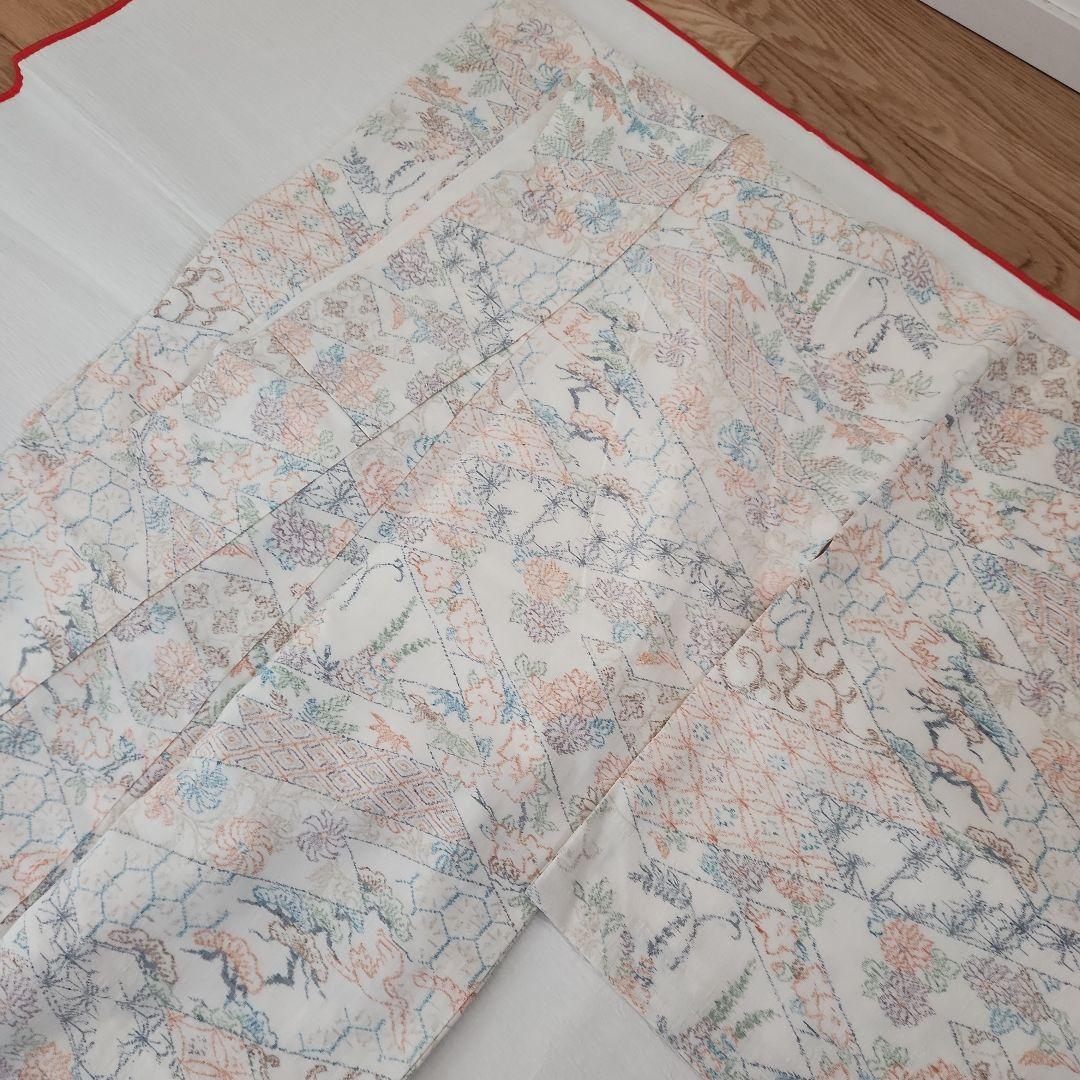 美品　縦節紬　やわらかな春色　松皮菱取吉祥四季花紋　真綿系