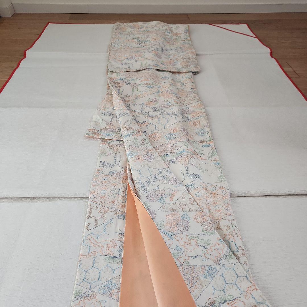 美品　縦節紬　やわらかな春色　松皮菱取吉祥四季花紋　真綿系